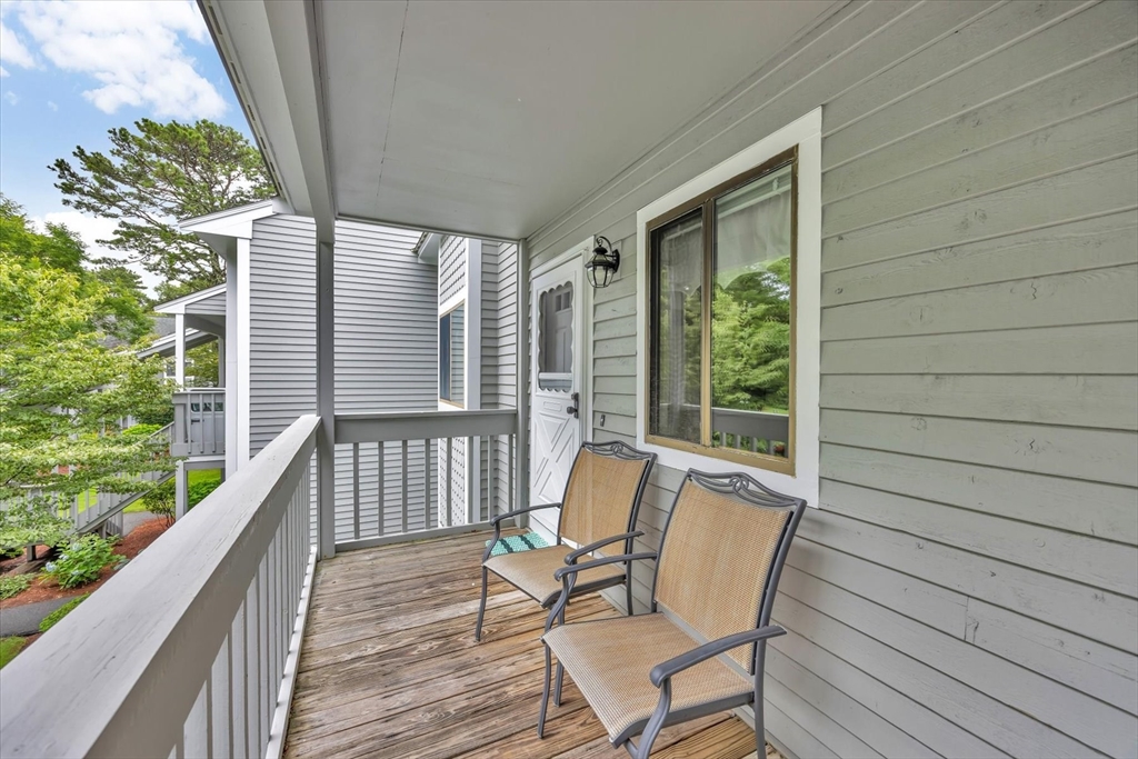90 Eaton Ln 90