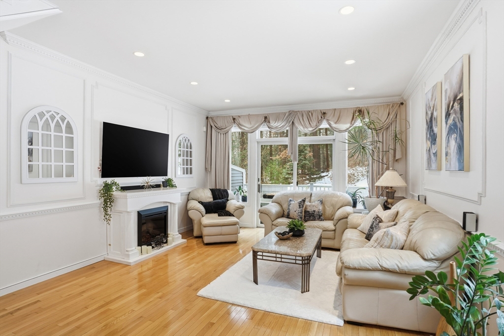 921 Sherwood Forest Ln 921