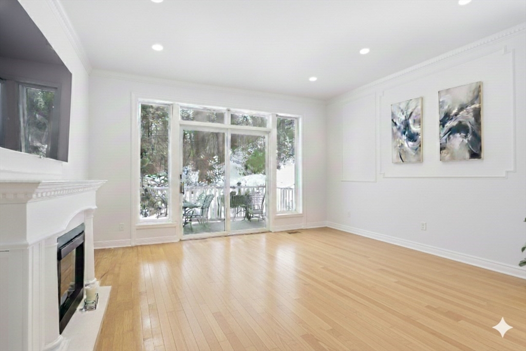 921 Sherwood Forest Ln 921