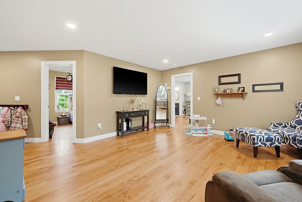 16 Poitras Ave, Tyngsborough, MA Photo #33