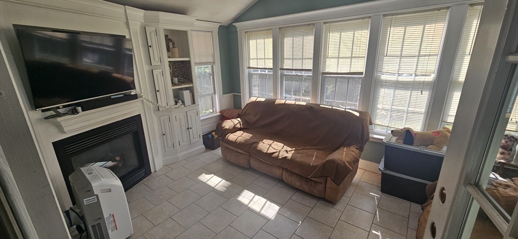 122 Pleasant Valley St