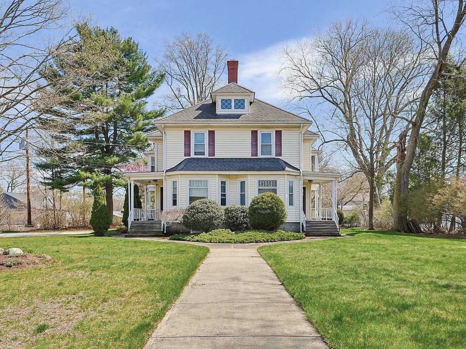 Click for 319 Central Ave #1, Seekonk, MA slideshow Click for 319 Central Ave #1, Seekonk, MA slideshow