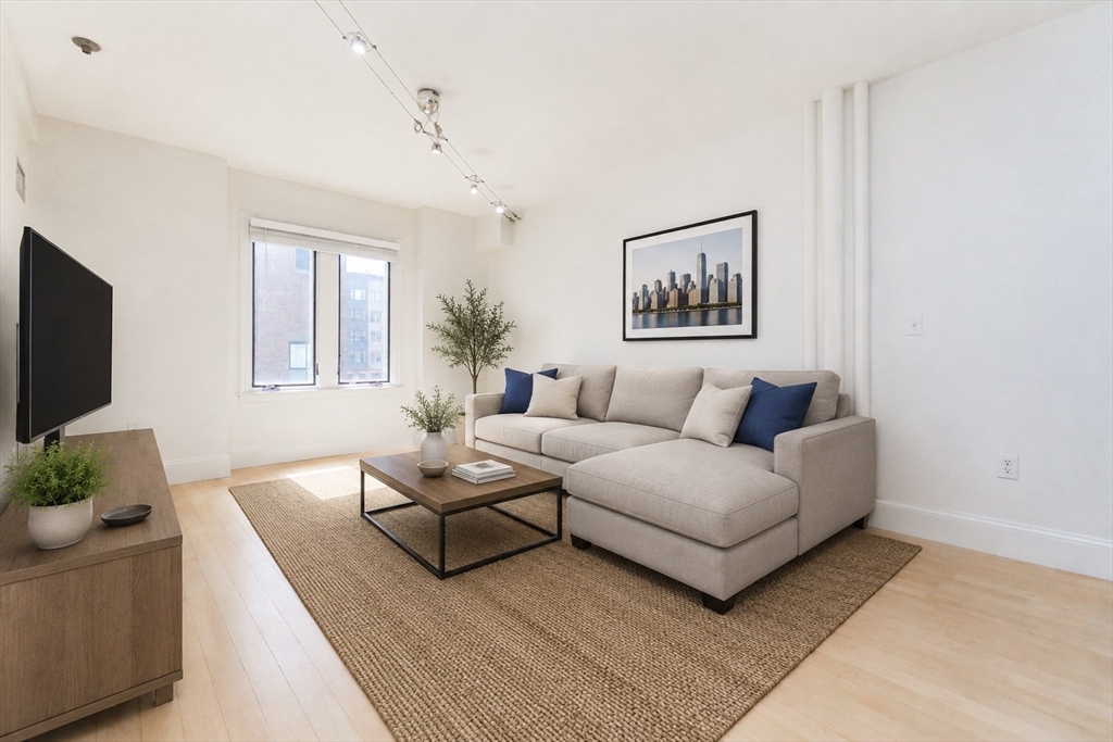 45 W Broadway 208