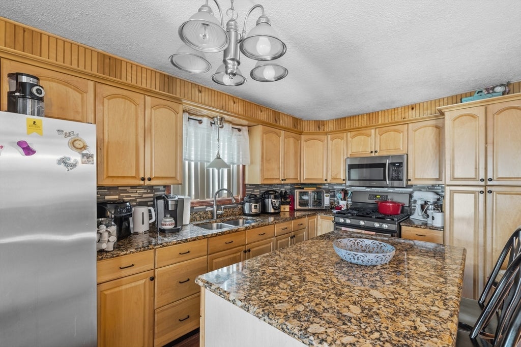 31 Sachem St, Fall River, MA Photo #11