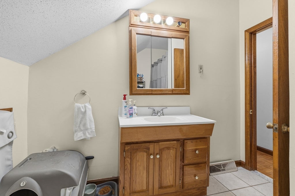 31 Sachem St, Fall River, MA Photo #24