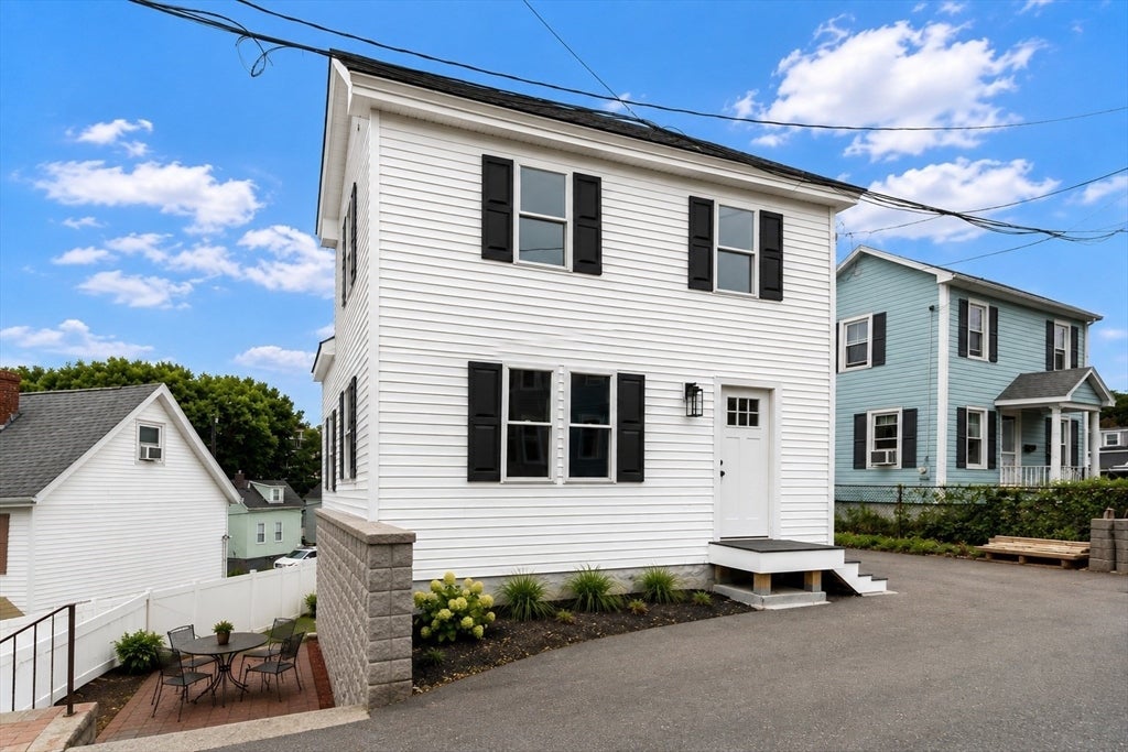 Photo of 11 Hovey St, Woburn, MA