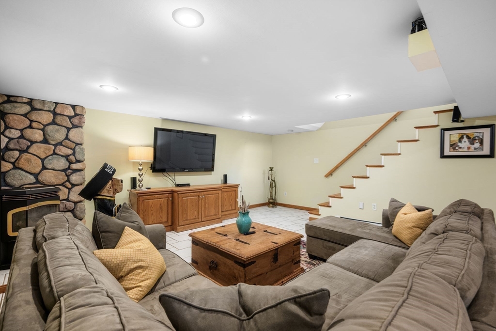 7 Patti Rd, Beverly, MA Photo #33