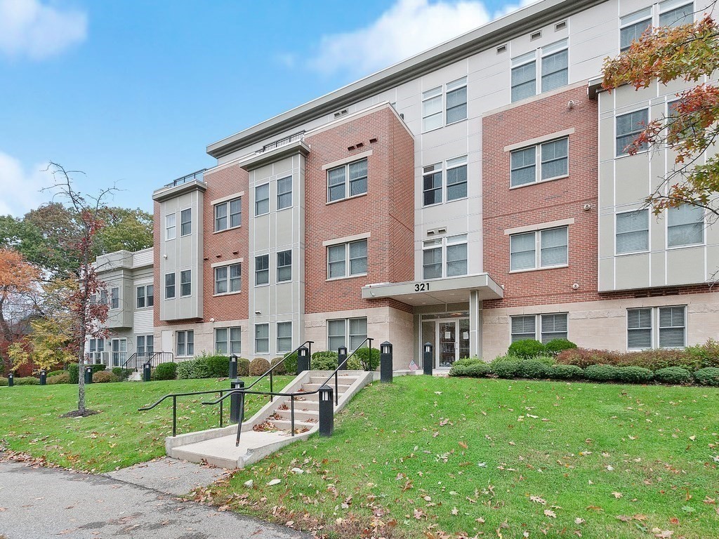 321 Hammond Pond Pkwy 106