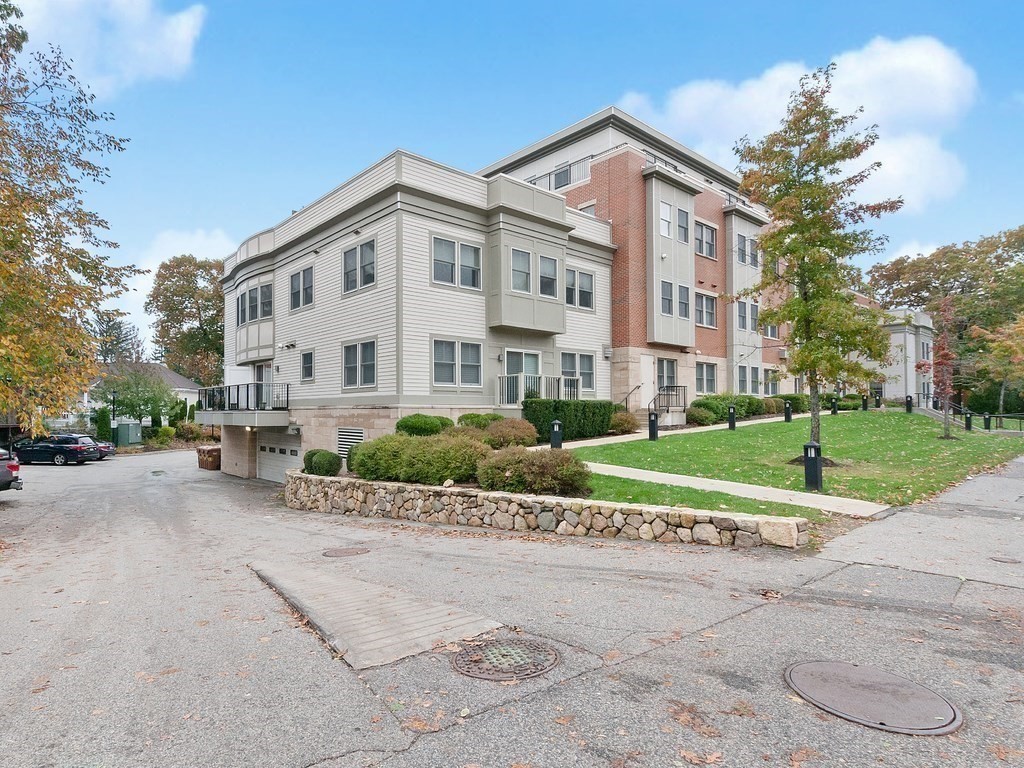 321 Hammond Pond Pkwy 106