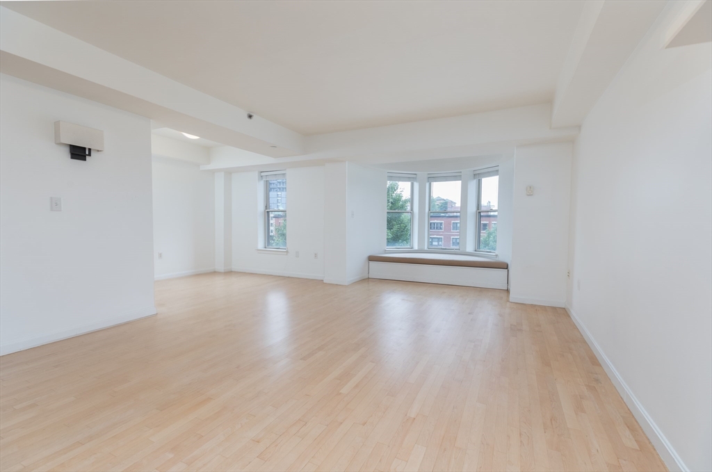 910 Beacon St 4