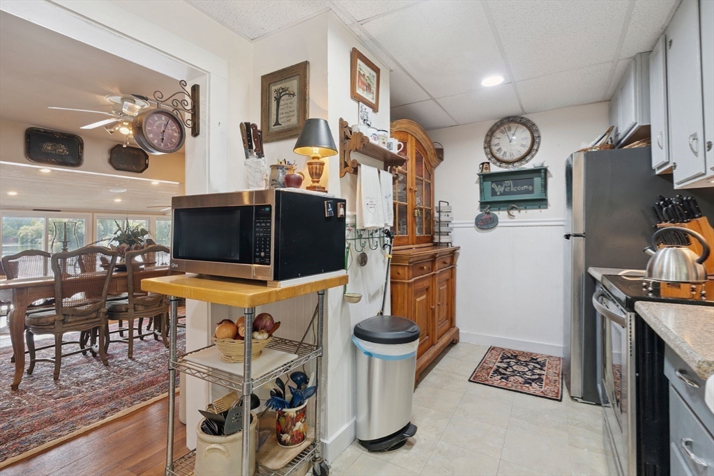 Methuen, Massachusetts 01844, United States, 3 Bedrooms Bedrooms, ,2 BathroomsBathrooms,Residential,Contingent,172184