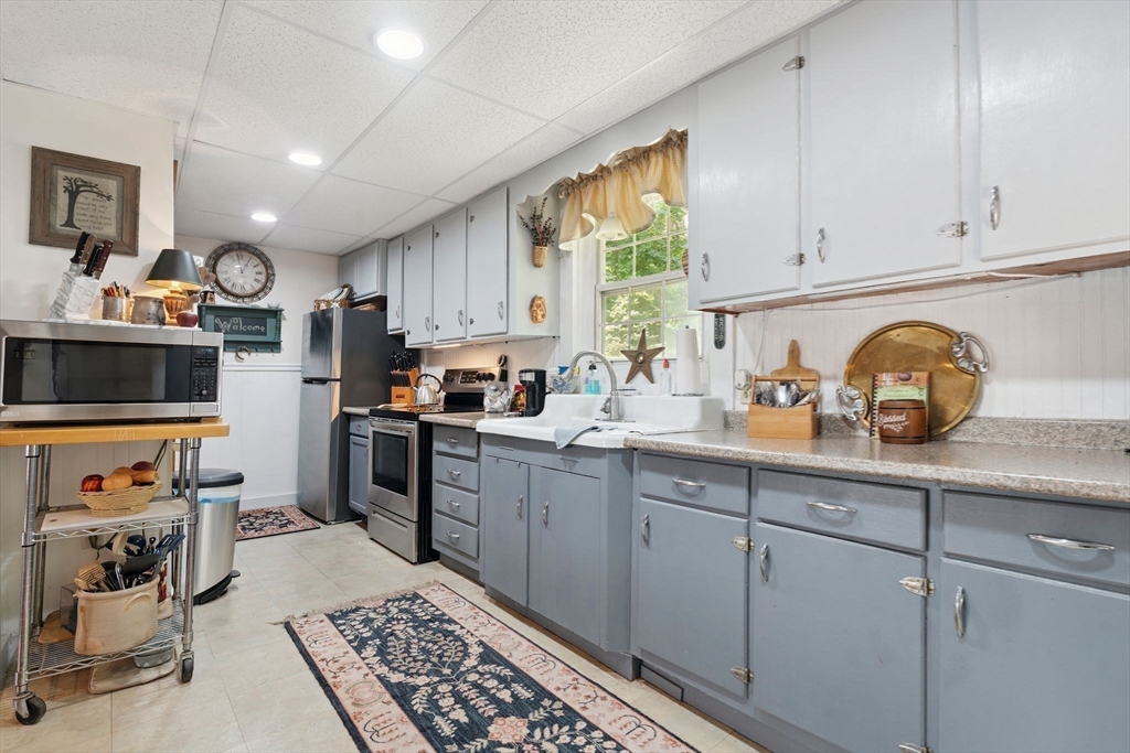 Methuen, Massachusetts 01844, United States, 3 Bedrooms Bedrooms, ,2 BathroomsBathrooms,Residential,Contingent,172184