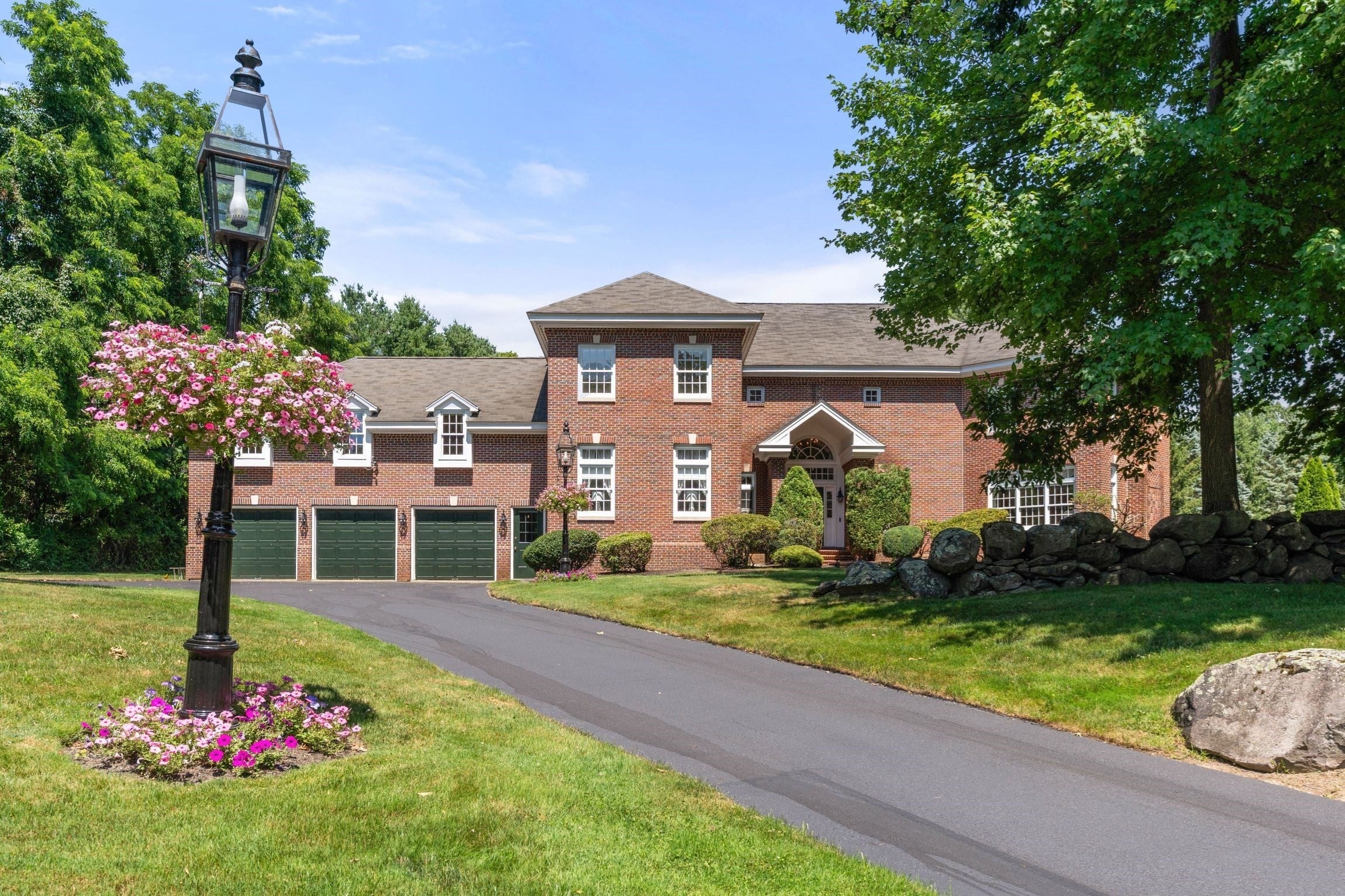 16 Longmeadow Rd