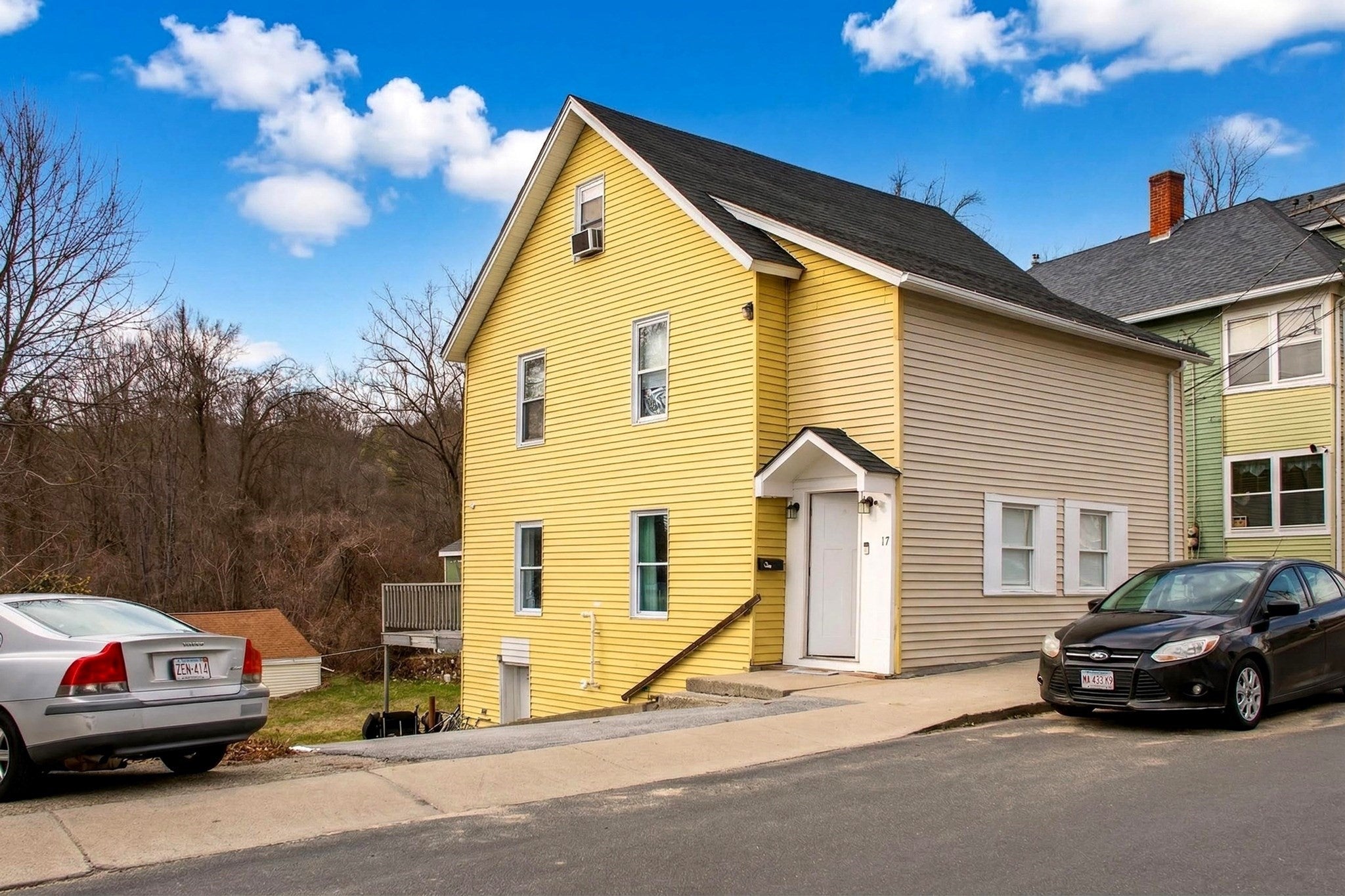 17 Moon St
