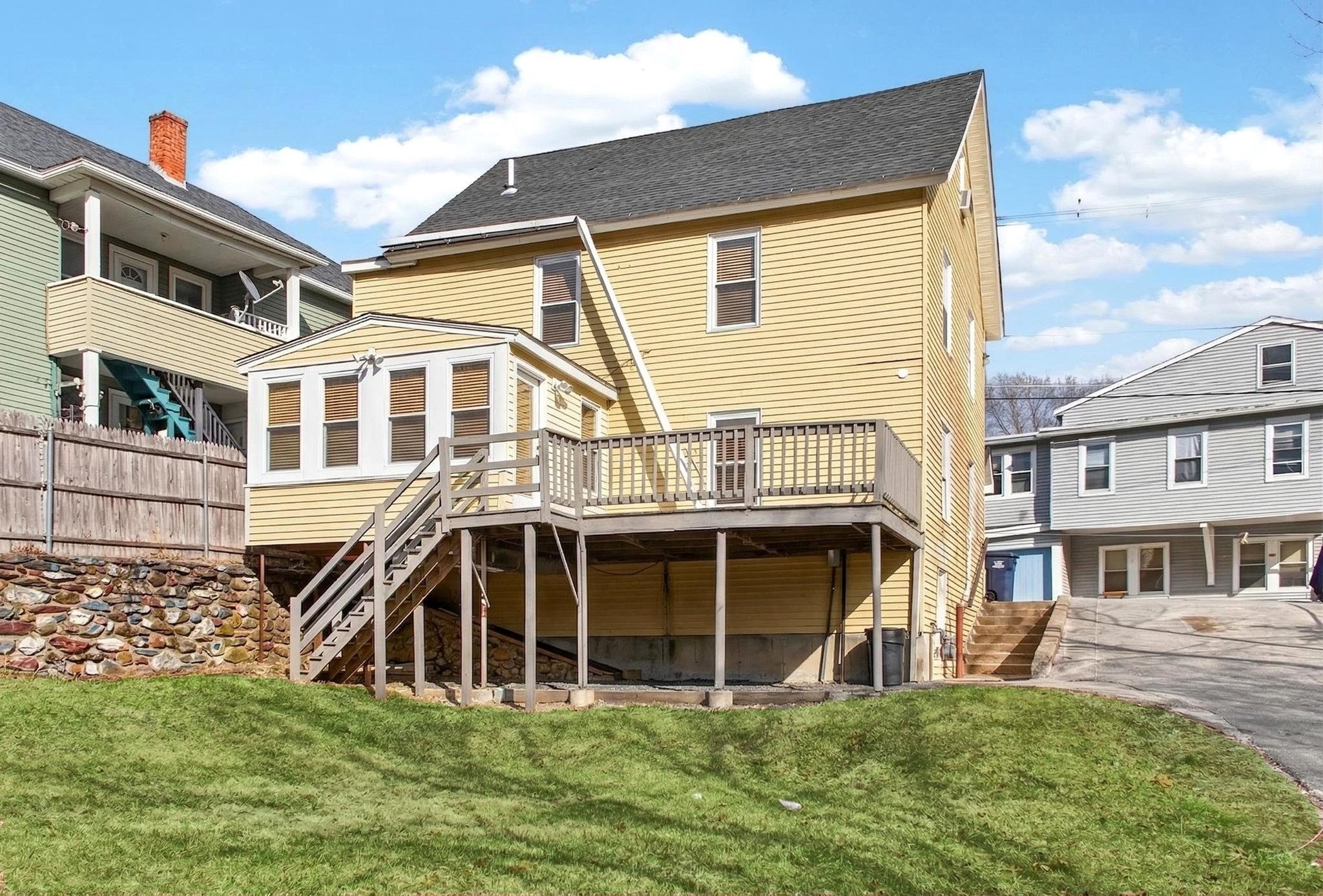 17 Moon St