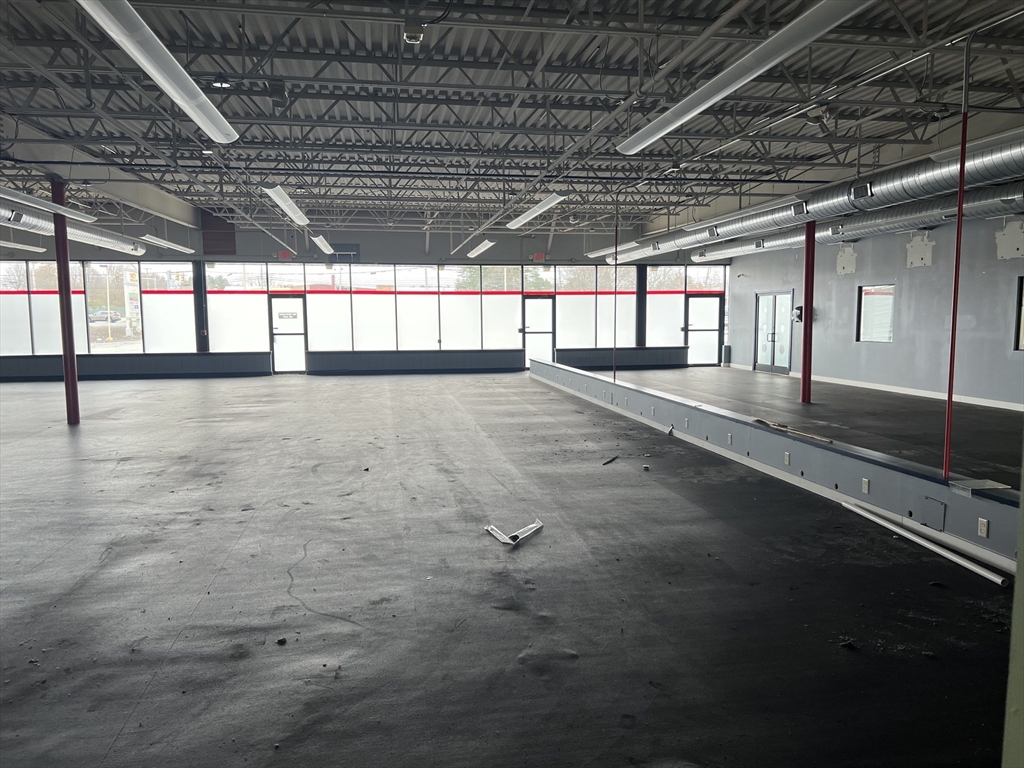 1275 Fall River Ave