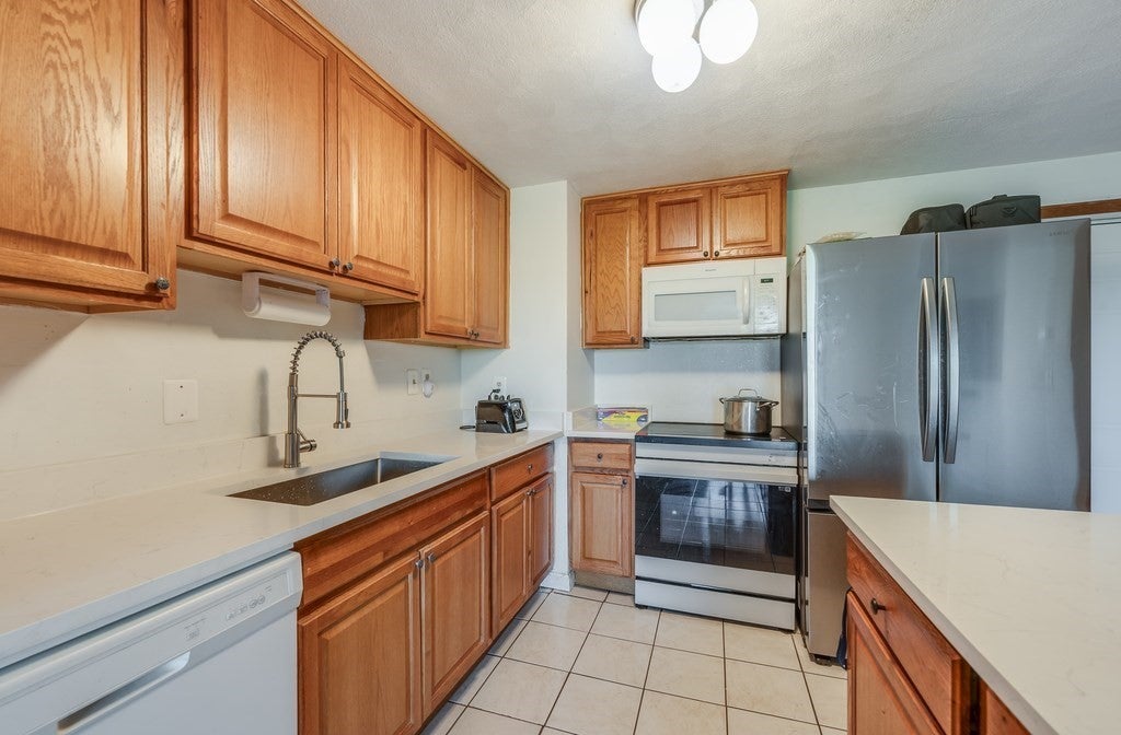 77 Bennington St 508
