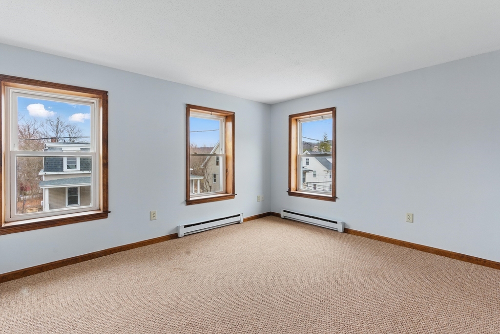 Warren, Massachusetts 01083, United States, 2 Bedrooms Bedrooms, ,1 BathroomBathrooms,Residential,Active,98270