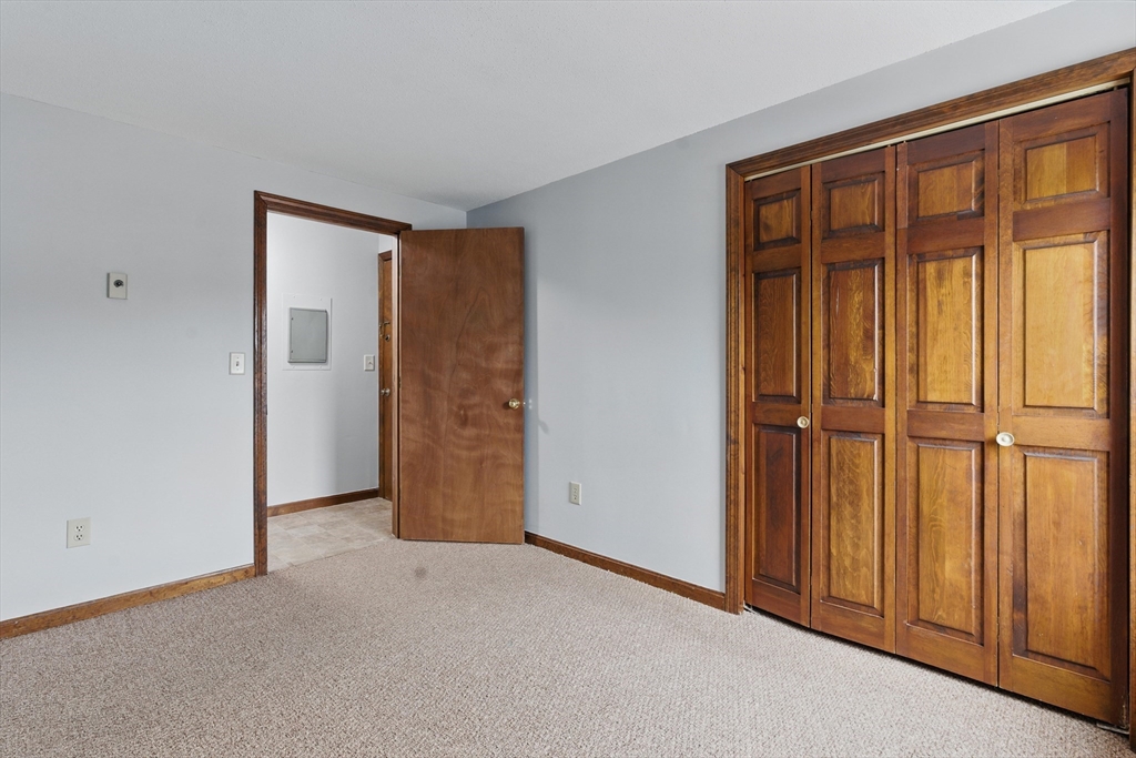 Warren, Massachusetts 01083, United States, 2 Bedrooms Bedrooms, ,1 BathroomBathrooms,Residential,Active,98270