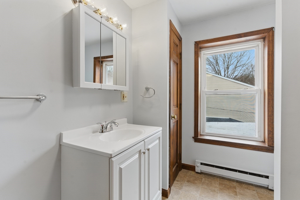 Warren, Massachusetts 01083, United States, 2 Bedrooms Bedrooms, ,1 BathroomBathrooms,Residential,Active,98270