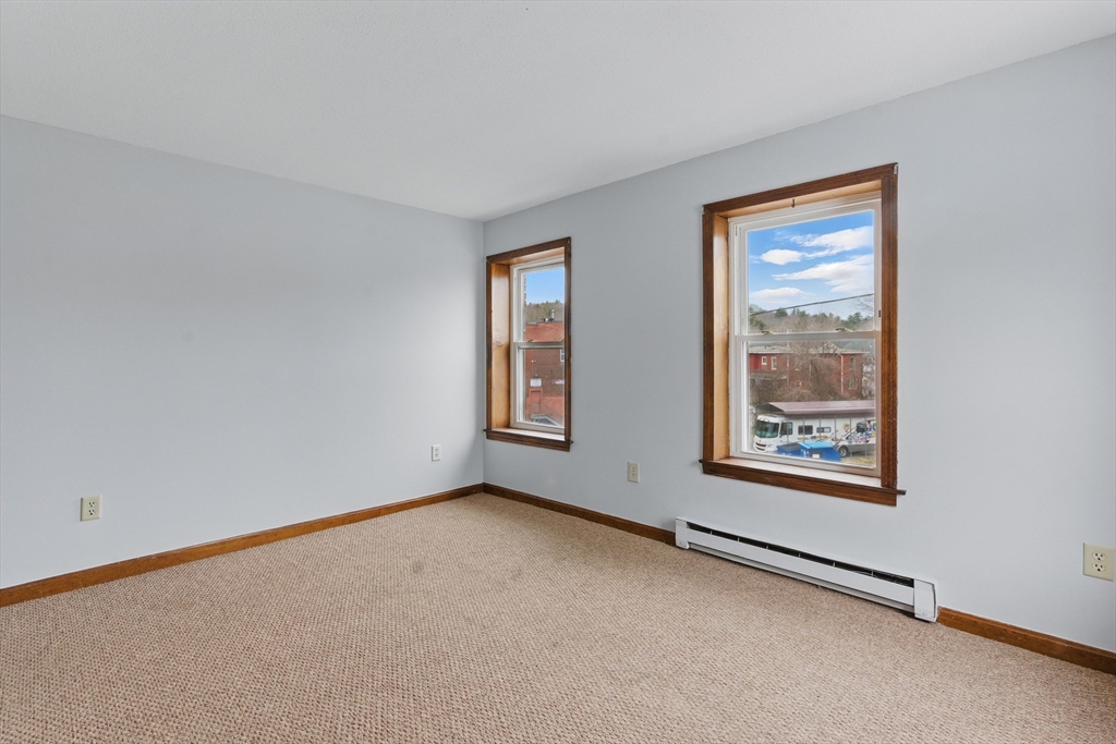 Warren, Massachusetts 01083, United States, 2 Bedrooms Bedrooms, ,1 BathroomBathrooms,Residential,Active,98270