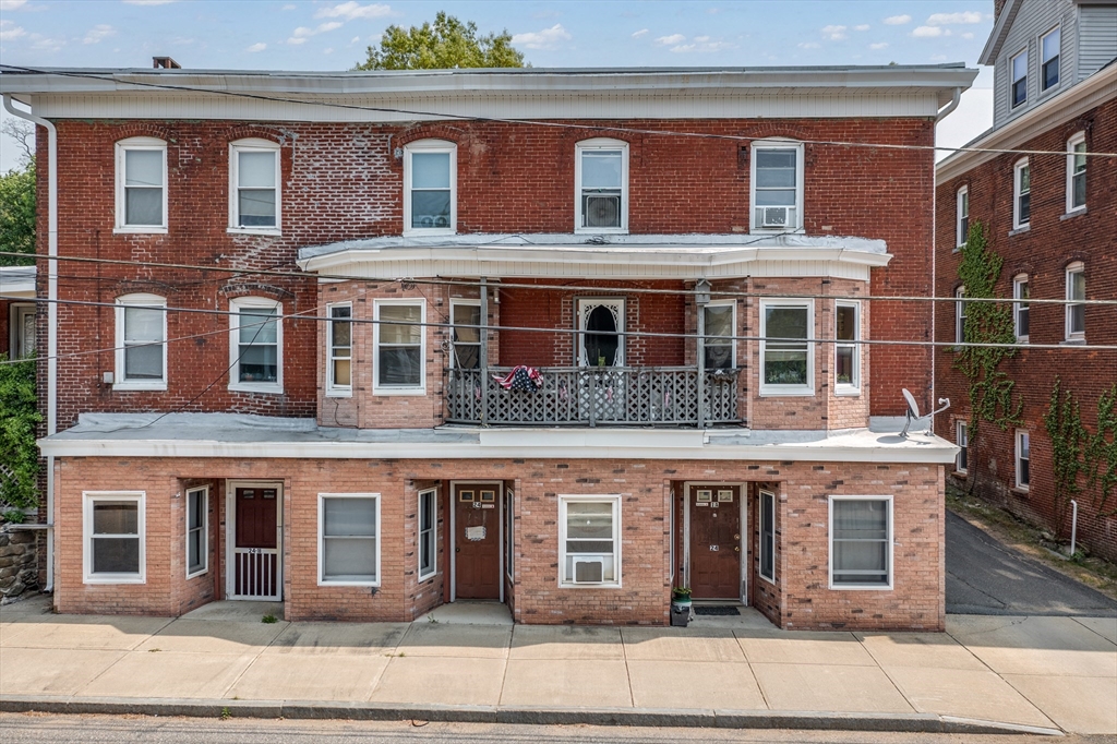 Warren, Massachusetts 01083, United States, 2 Bedrooms Bedrooms, ,1 BathroomBathrooms,Residential,Active,98270