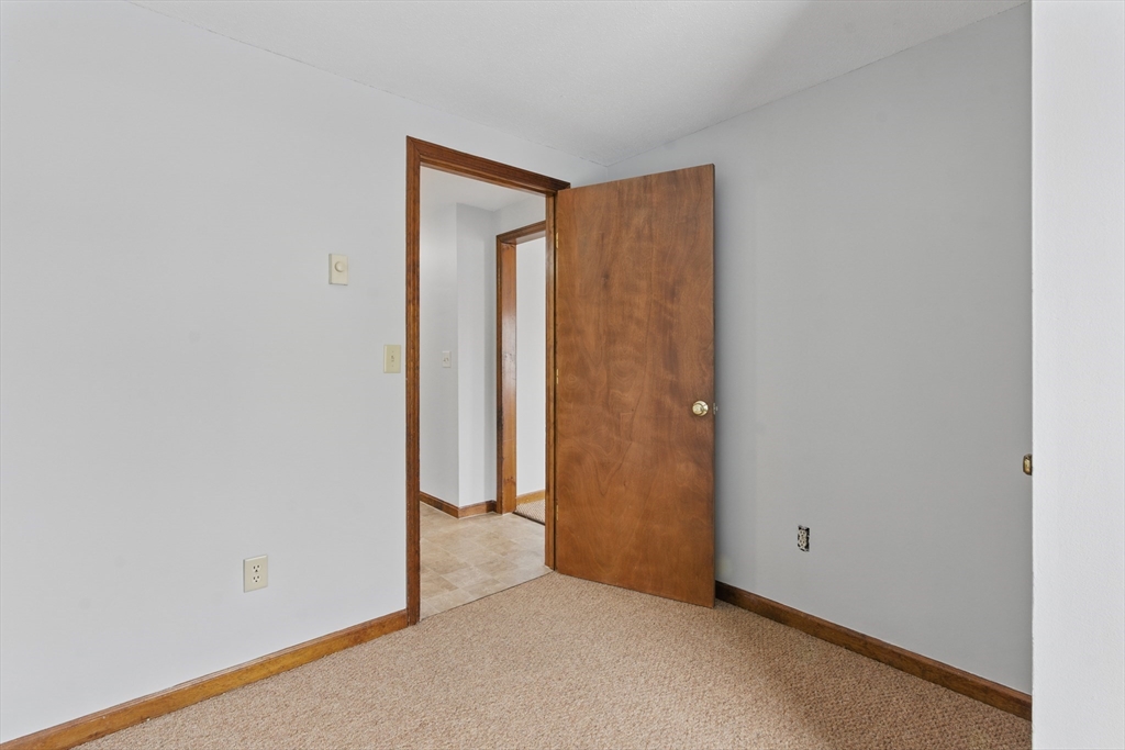 Warren, Massachusetts 01083, United States, 2 Bedrooms Bedrooms, ,1 BathroomBathrooms,Residential,Active,98270