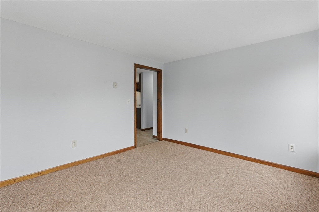 Warren, Massachusetts 01083, United States, 2 Bedrooms Bedrooms, ,1 BathroomBathrooms,Residential,Active,98270