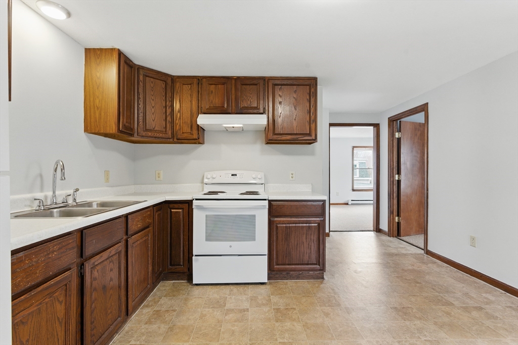 Warren, Massachusetts 01083, United States, 2 Bedrooms Bedrooms, ,1 BathroomBathrooms,Residential,Active,98270