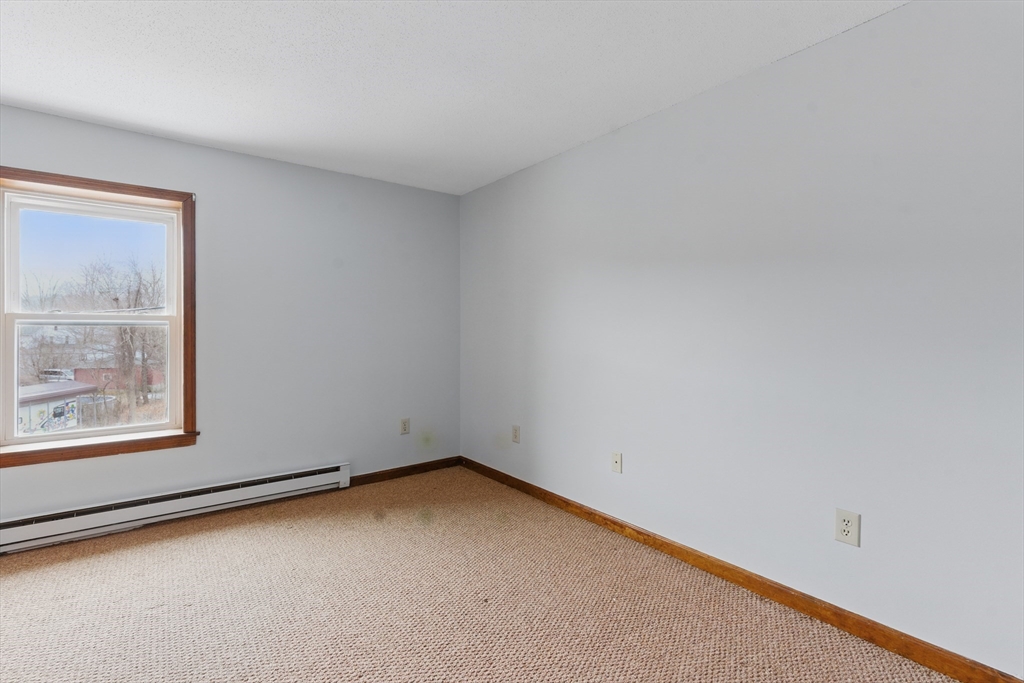 Warren, Massachusetts 01083, United States, 2 Bedrooms Bedrooms, ,1 BathroomBathrooms,Residential,Active,98270