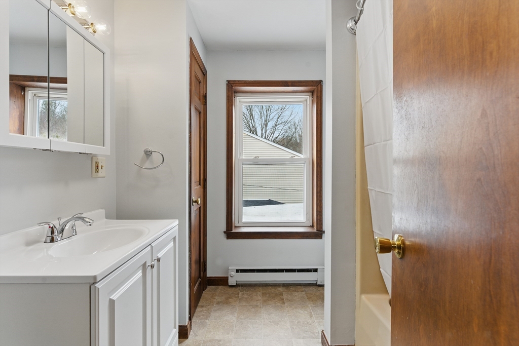 Warren, Massachusetts 01083, United States, 2 Bedrooms Bedrooms, ,1 BathroomBathrooms,Residential,Active,98270