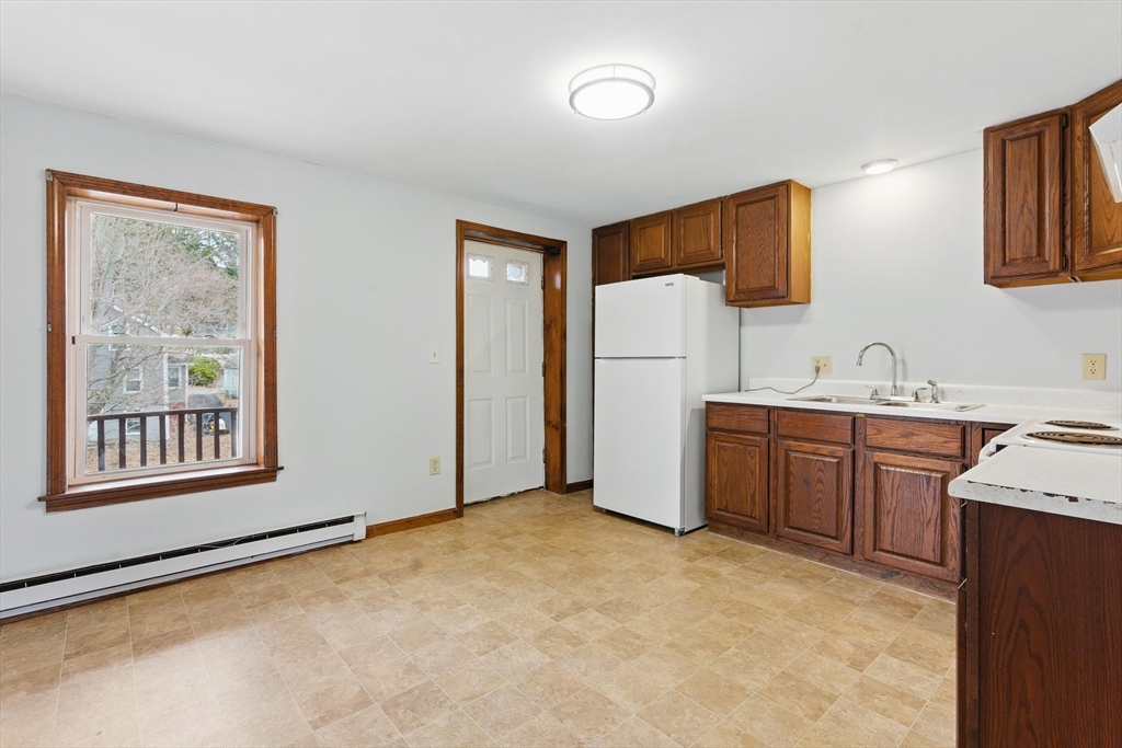 Warren, Massachusetts 01083, United States, 2 Bedrooms Bedrooms, ,1 BathroomBathrooms,Residential,Active,98270