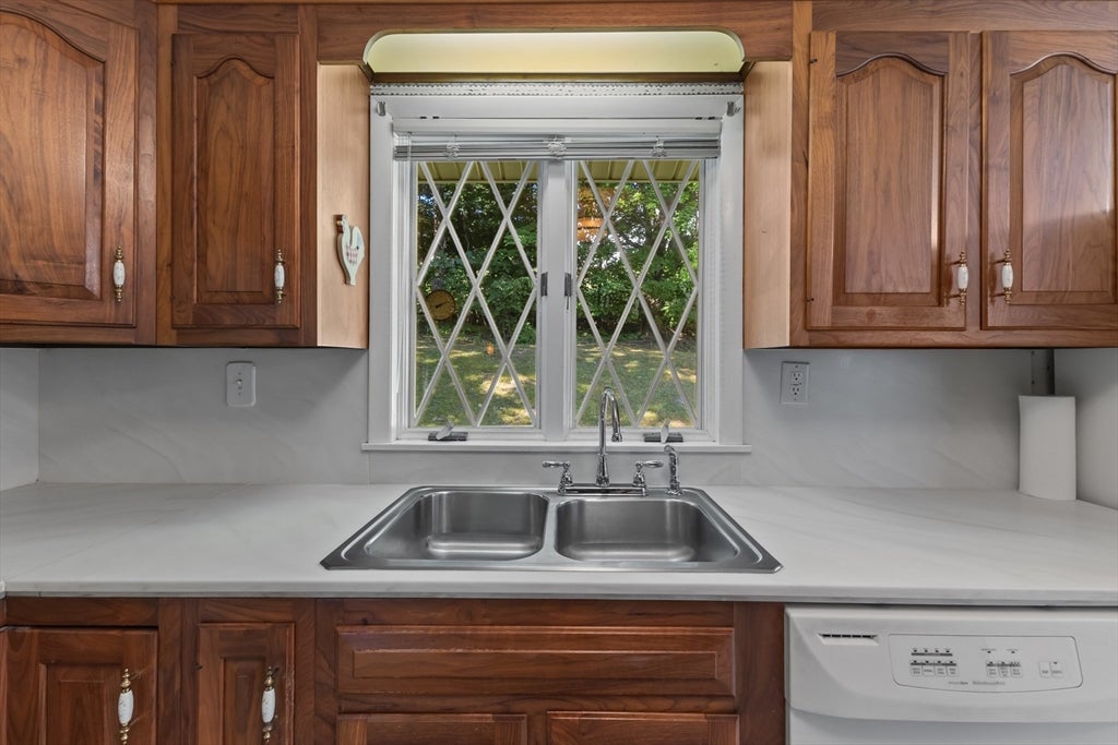 48 Washington St, Shrewsbury, MA Photo #10