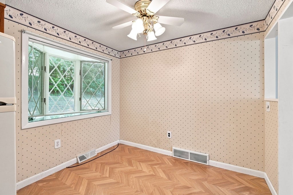 48 Washington St, Shrewsbury, MA Photo #11