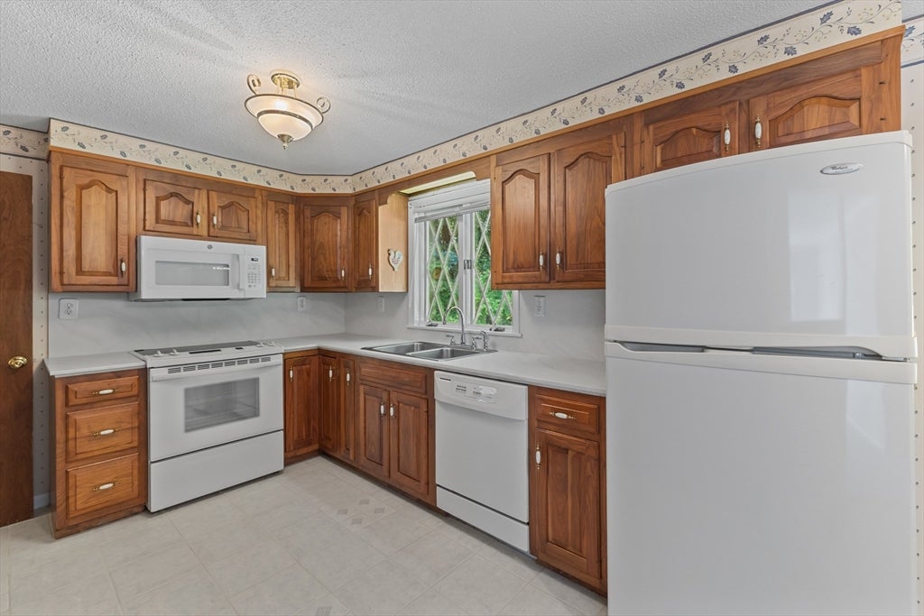 48 Washington St, Shrewsbury, MA Photo #8