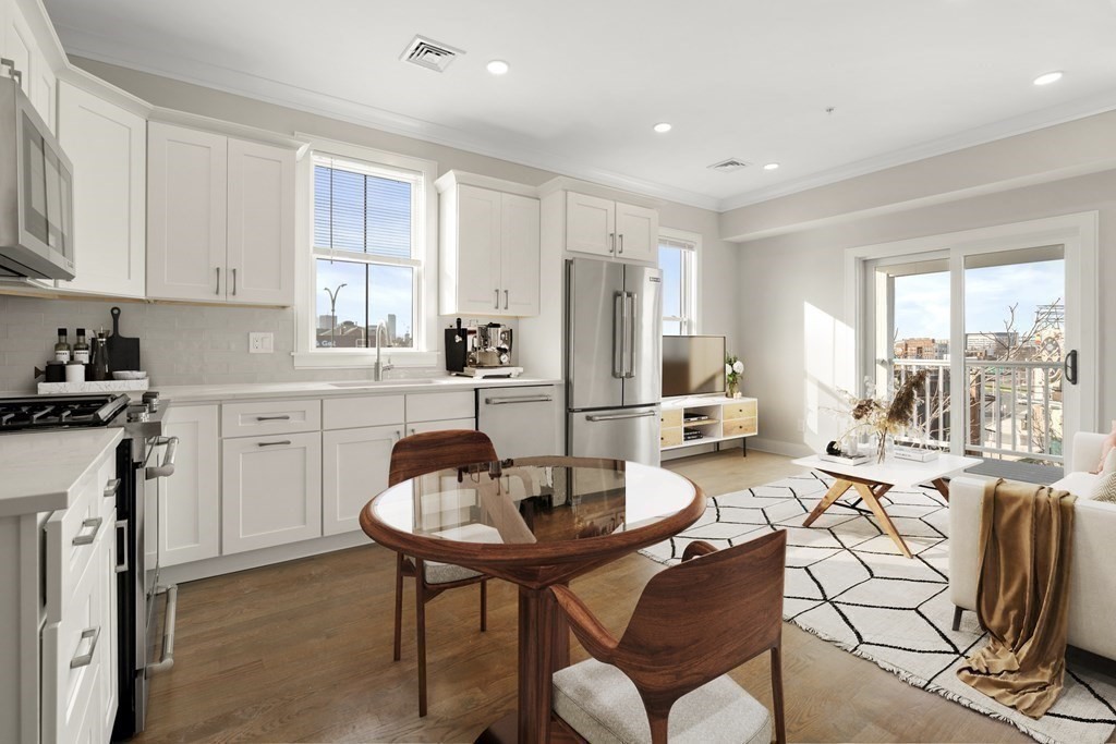 Click for 134 Chelsea Street #1, Boston, MA slideshow
