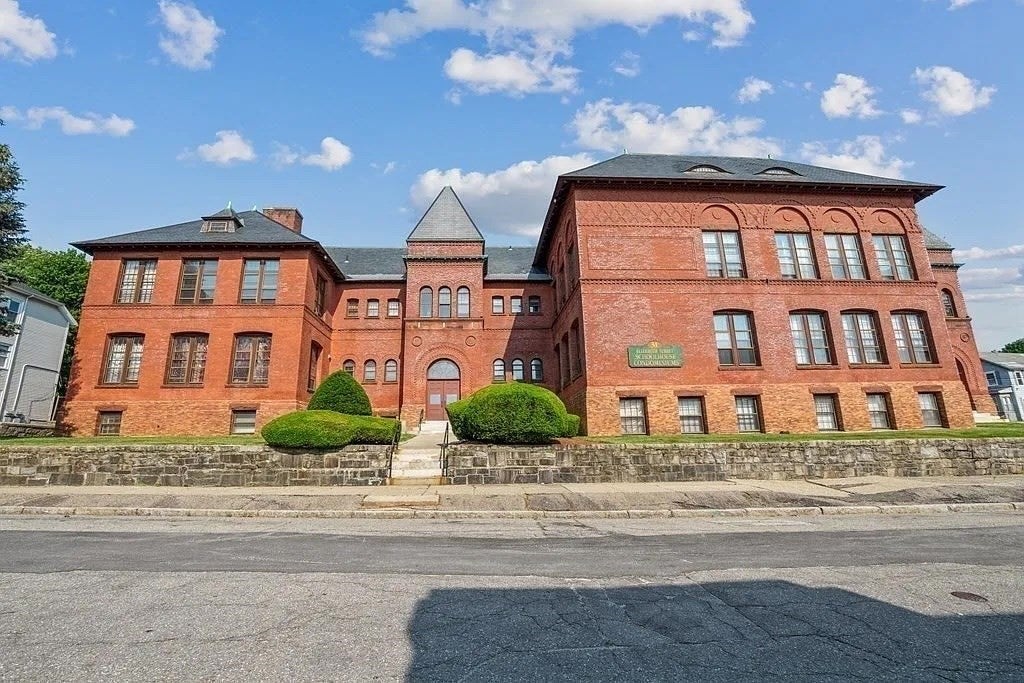 Photo of 31 Elizabeth St, Worcester, MA