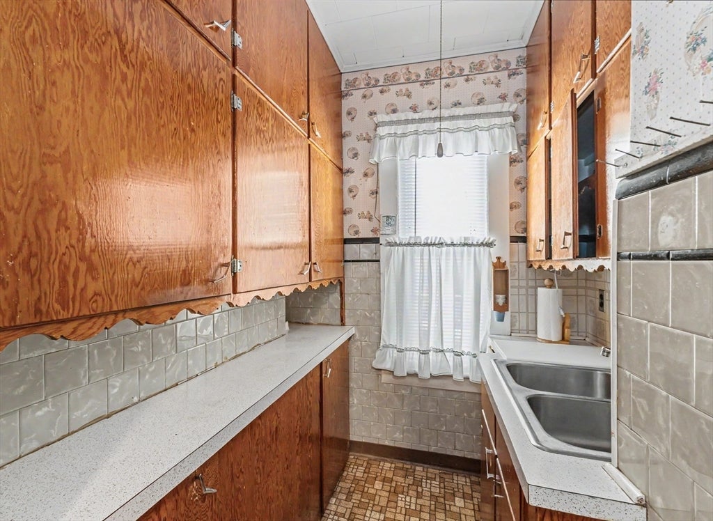 133 Crawford St, Lowell, MA Photo #11