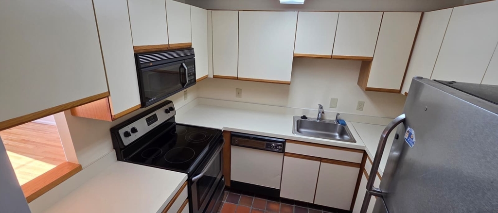 200 Ledgewood Drive 606
