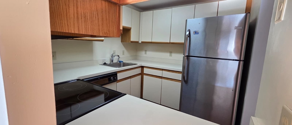200 Ledgewood Drive 606