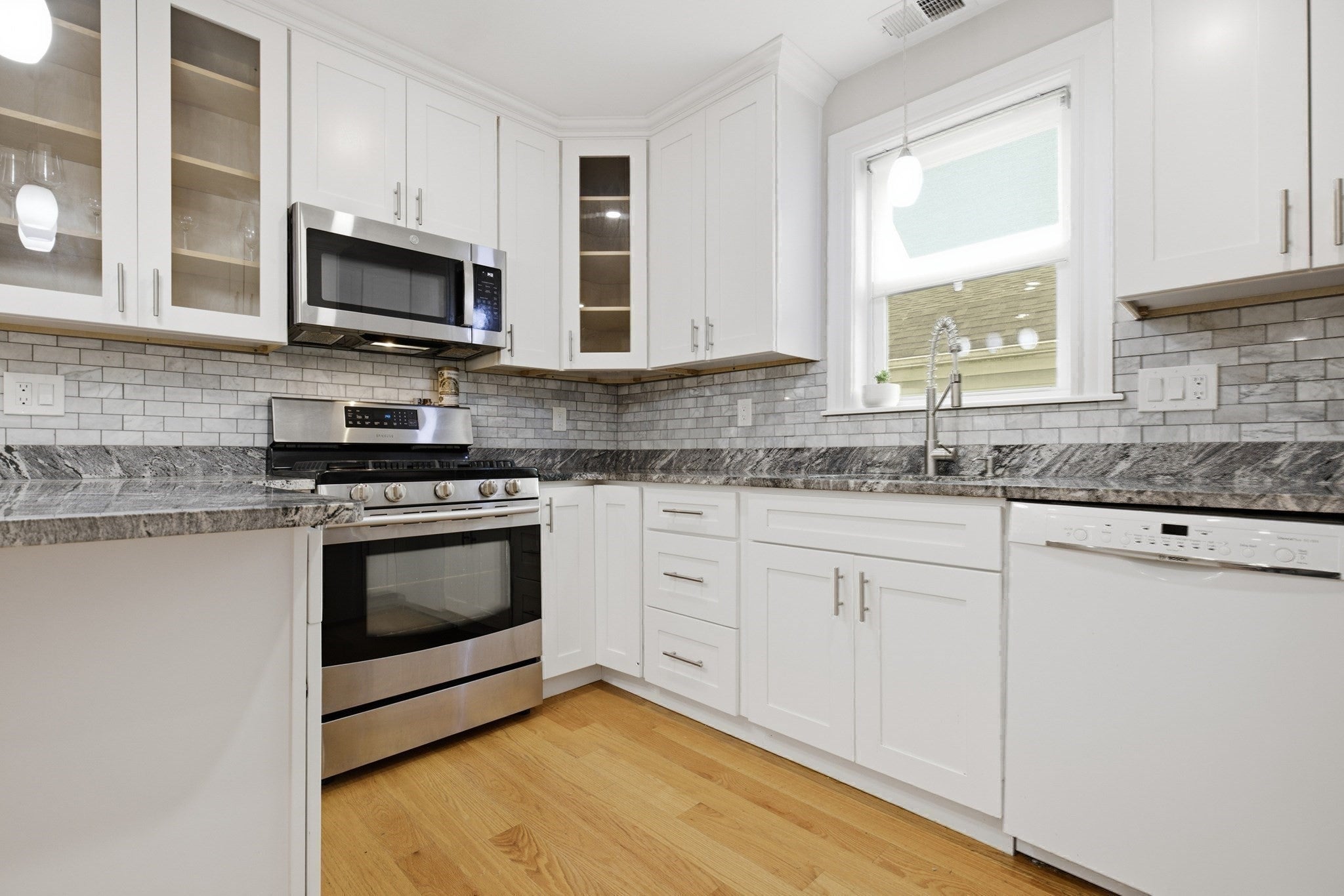 28 Beecher Pl B