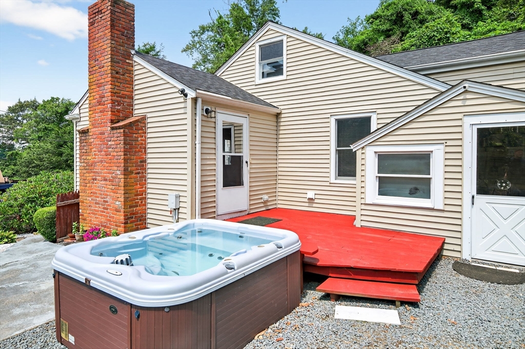 120 Hackett Ave