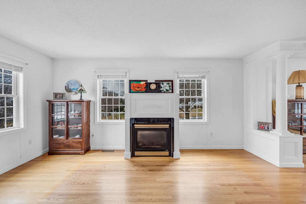 Springfield, Massachusetts 01118, United States, 3 Bedrooms Bedrooms, ,3 BathroomsBathrooms,Residential,Contingent,86085