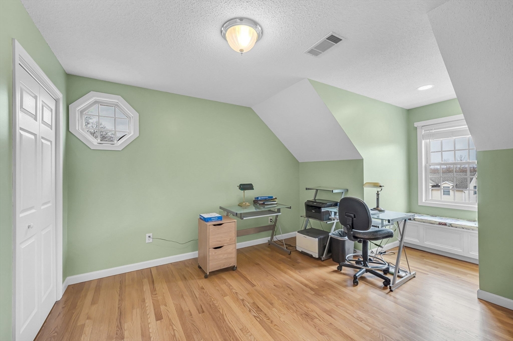 Springfield, Massachusetts 01118, United States, 3 Bedrooms Bedrooms, ,3 BathroomsBathrooms,Residential,Contingent,86085