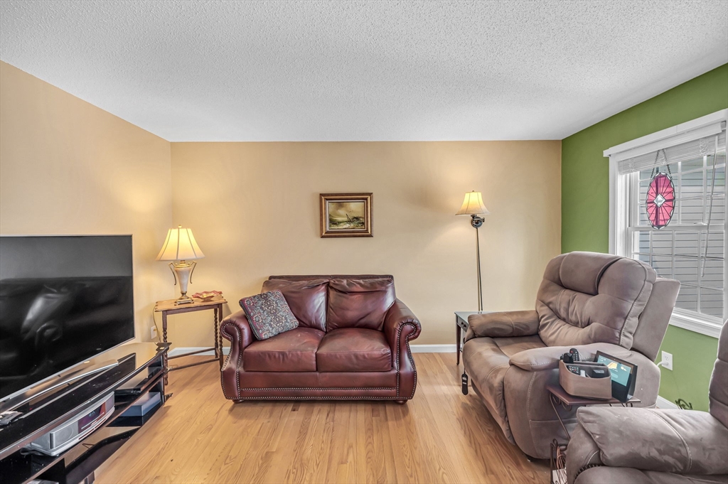 Springfield, Massachusetts 01118, United States, 3 Bedrooms Bedrooms, ,3 BathroomsBathrooms,Residential,Contingent,86085