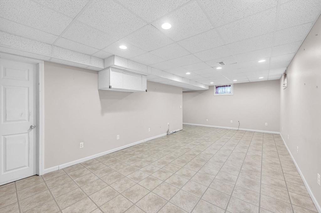 Springfield, Massachusetts 01118, United States, 3 Bedrooms Bedrooms, ,3 BathroomsBathrooms,Residential,Contingent,86085