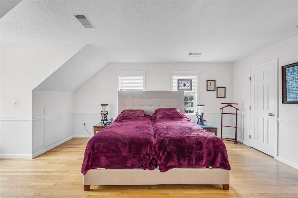 Springfield, Massachusetts 01118, United States, 3 Bedrooms Bedrooms, ,3 BathroomsBathrooms,Residential,Contingent,86085