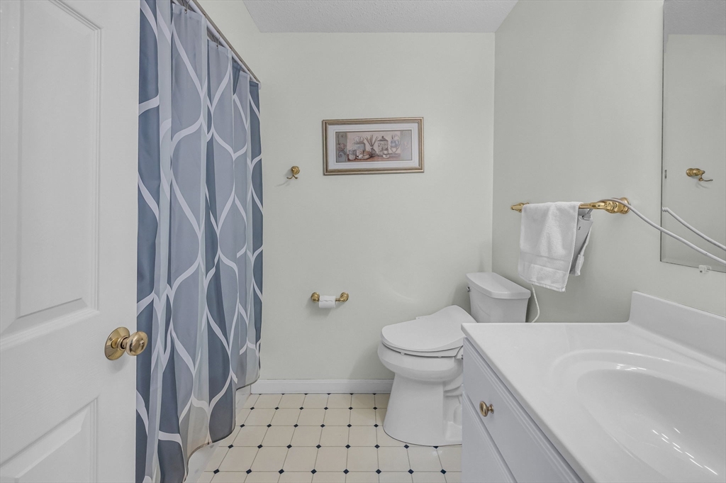 Springfield, Massachusetts 01118, United States, 3 Bedrooms Bedrooms, ,3 BathroomsBathrooms,Residential,Contingent,86085