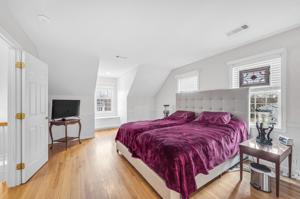 Springfield, Massachusetts 01118, United States, 3 Bedrooms Bedrooms, ,3 BathroomsBathrooms,Residential,Contingent,86085