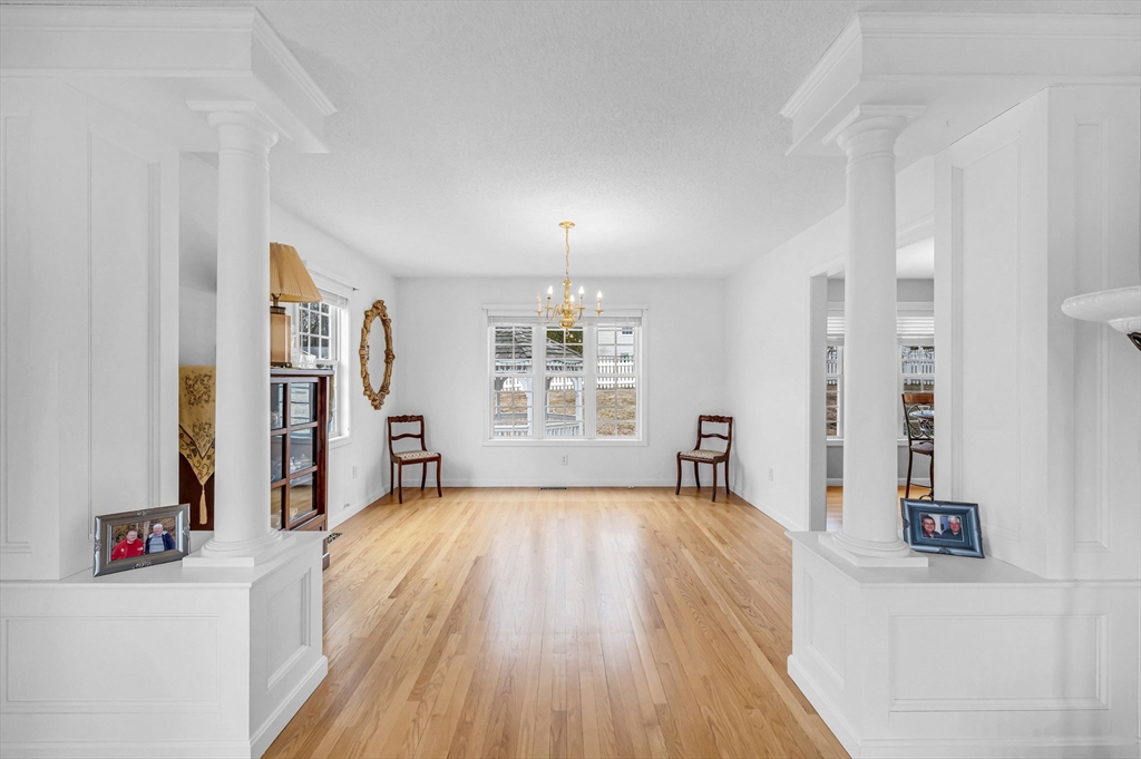 Springfield, Massachusetts 01118, United States, 3 Bedrooms Bedrooms, ,3 BathroomsBathrooms,Residential,Contingent,86085